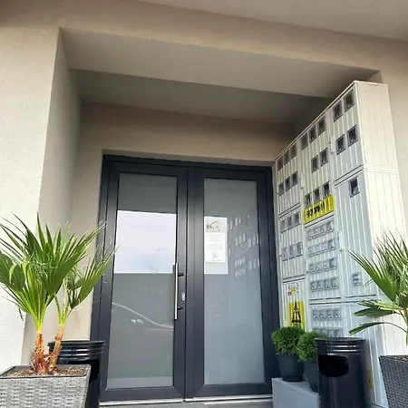 Faby- By The -green Land Residences 公寓 那沃达利